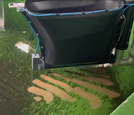 Fôringsautomat dispenserer fôr til smolt i karet